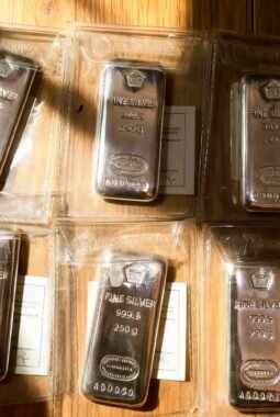 Demam Emas di Tengah Dunia yang Bergejolak: Antara Rasa Aman dan Peluang dari Perak