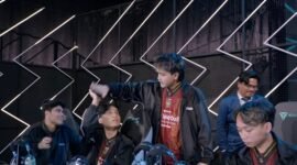 Foto: Kapten Alter Ego, Nino mengajak tos kawan-kawannya setelah mengalahkan YG (Agung/Tangkapan Layar/MPL ID)