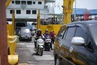 Suasana bongkaran kendaraan di pelabuhan penyeberangan Jawa–Sumatera