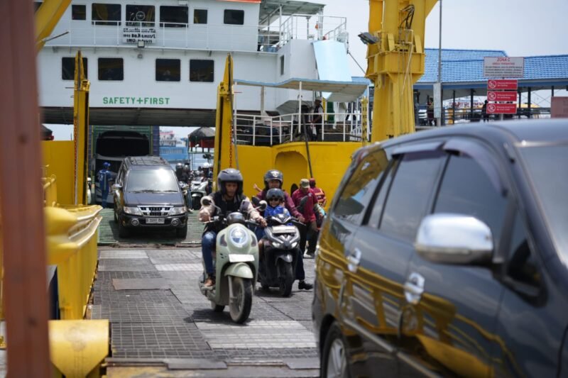 Suasana bongkaran kendaraan di pelabuhan penyeberangan Jawa–Sumatera