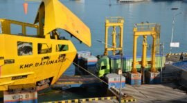 Aktivitas bongkar muat kendaraan di Pelabuhan penyeberangan