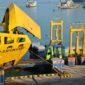Aktivitas bongkar muat kendaraan di Pelabuhan penyeberangan