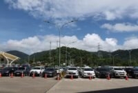 Suasana area parkir penyeberangan terpantau tertib dengan antrean kendaraan yang tersusun rapi di bawah cuaca cerah