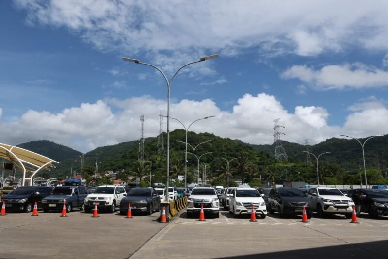 Suasana area parkir penyeberangan terpantau tertib dengan antrean kendaraan yang tersusun rapi di bawah cuaca cerah