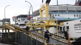 Aktivitas bongkar muat kendaraan dan penumpang di Pelabuhan penyeberangan saat arus Natal dan Tahun Baru (Nataru)