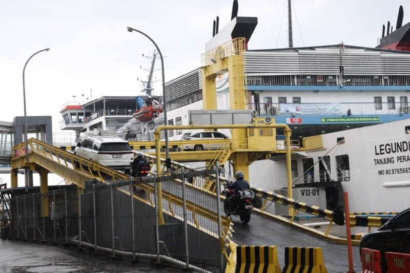 Aktivitas bongkar muat kendaraan dan penumpang di Pelabuhan penyeberangan saat arus Natal dan Tahun Baru (Nataru)