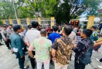 Foto: Pihak PN saat menemui masa aksi dari AMPK