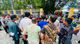 Foto: Pihak PN saat menemui masa aksi dari AMPK