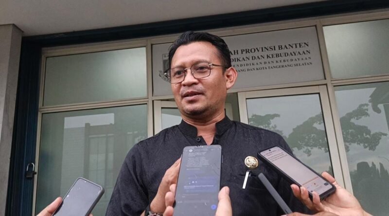 Kepala KCD Kota Tangerang, Teguh Setiawan saat diwawancarai usai temui masa aksi Progresi (Agung Gumelar/PusatBerita)