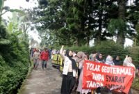 Foto: Warga melakukan demonstrasi menolak Proyek Gheotermal (Istimewa)