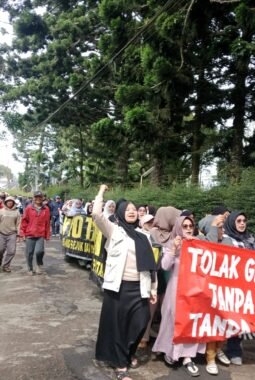 Ratusan Warga Pasir Cina Cianjur Tolak Alat Berat Proyek Geothermal