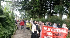 Foto: Warga melakukan demonstrasi menolak Proyek Gheotermal (Istimewa)