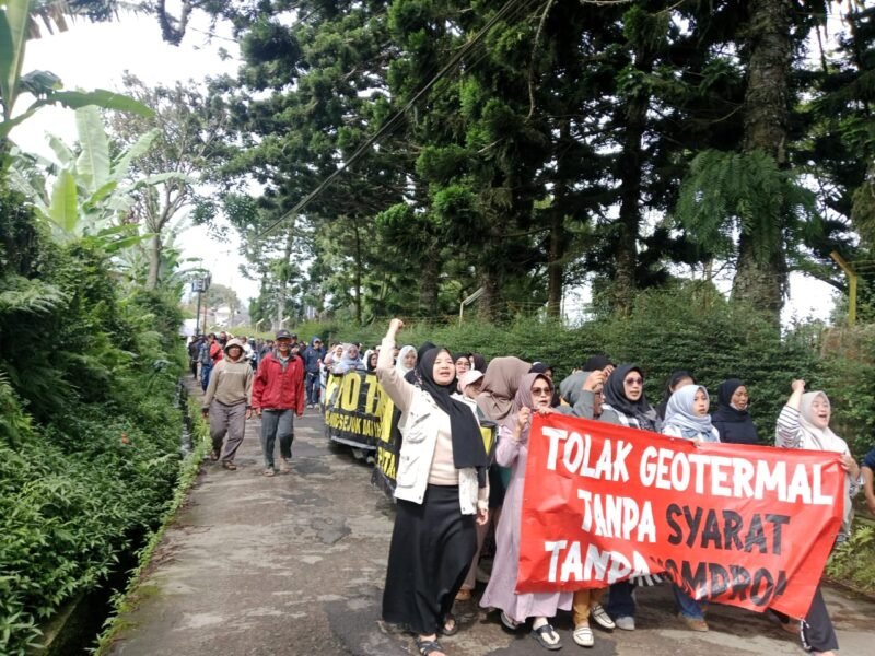 Foto: Warga melakukan demonstrasi menolak Proyek Gheotermal (Istimewa)