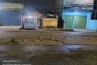 Jalan Rusak Pecah di Jl. Atang Sanjaya. Kota Tangerang