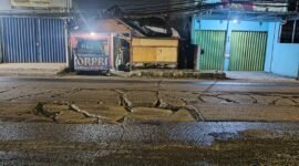 Jalan Rusak Pecah di Jl. Atang Sanjaya. Kota Tangerang