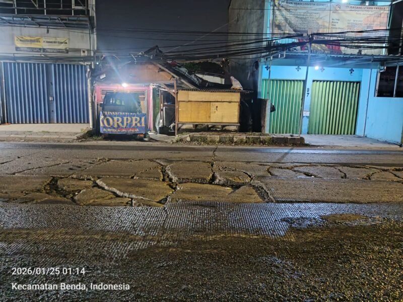 Jalan Rusak Pecah di Jl. Atang Sanjaya. Kota Tangerang