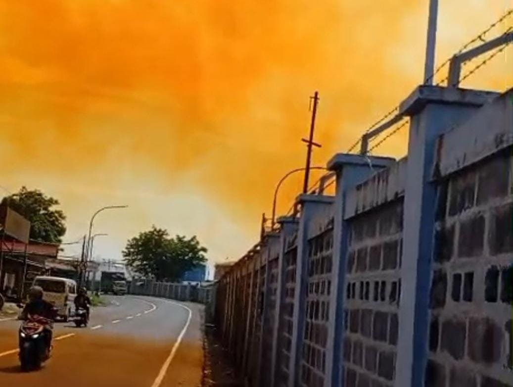 Penampakan kebocoran gas menjalar ke area jalan raya membuat pengheliatan pengendara harus berhati-hati 