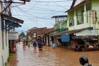 Banjir di sambirata kecamatan Cibeber Cilegon terlihat meninggi setelah hujan berhenti 