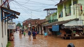 Banjir di sambirata kecamatan Cibeber Cilegon terlihat meninggi setelah hujan berhenti 