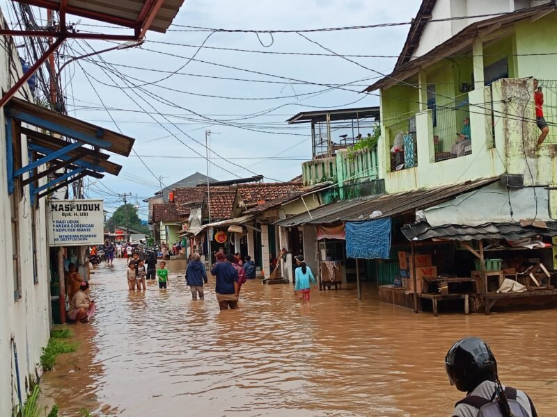 Banjir di sambirata kecamatan Cibeber Cilegon terlihat meninggi setelah hujan berhenti 