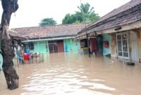 Banjir redam rumah warga sampai pinggang orang dewasa di sambirata, kecamatan Cibeber, Cilegon 
