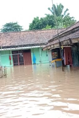 Banjir Rendam Sambirata Cibeber, Warga Keluhkan Minimnya Respons Pemerintah
