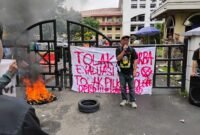 Koordinator Aksi KameraD, Aditya Nugraha dalam orasinya di depan Kantor DPRD Kota Tangerang, Kamis (15/1) 2026 (Foto: Topan Bagaskara/PusatBerita).