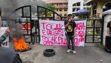 Koordinator Aksi KameraD, Aditya Nugraha dalam orasinya di depan Kantor DPRD Kota Tangerang, Kamis (15/1) 2026 (Foto: Topan Bagaskara/PusatBerita).