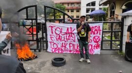 Koordinator Aksi KameraD, Aditya Nugraha dalam orasinya di depan Kantor DPRD Kota Tangerang, Kamis (15/1) 2026 (Foto: Topan Bagaskara/PusatBerita).