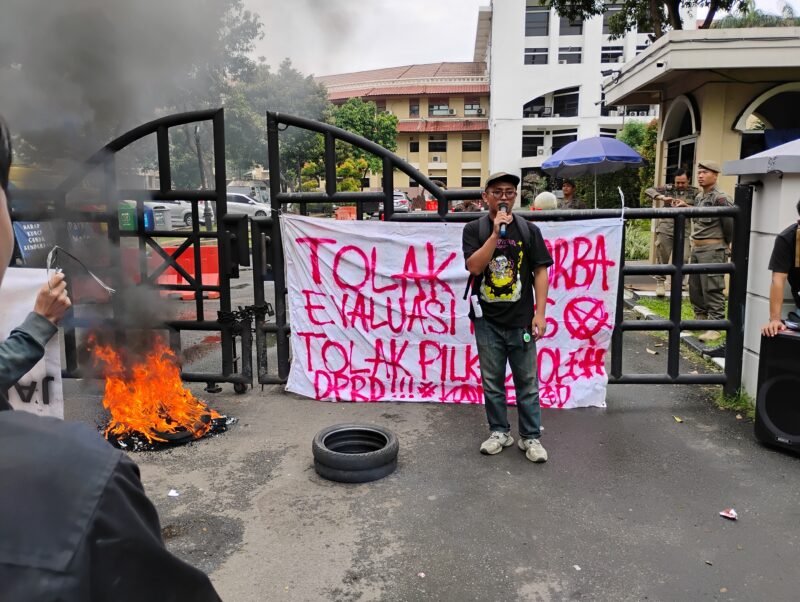 Koordinator Aksi KameraD, Aditya Nugraha dalam orasinya di depan Kantor DPRD Kota Tangerang, Kamis (15/1) 2026 (Foto: Topan Bagaskara/PusatBerita).