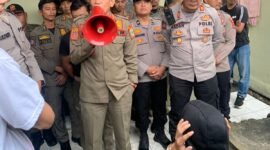 Satpol PP Kabupaten Pandeglang menemui masa aksi