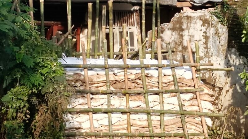 Tanggul Buatan di Rumah Warga (Foto: Aditya/PusatBerita) 