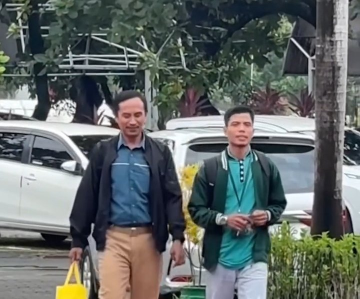 Amal Syarif bersama rekan kerja nya berjalan menuju kantor tempat ia bekerja | di potret oleh warganet