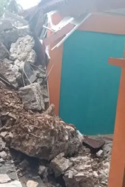 Hujan Deras Picu Ambruknya TPT SMPN 15 Cilegon