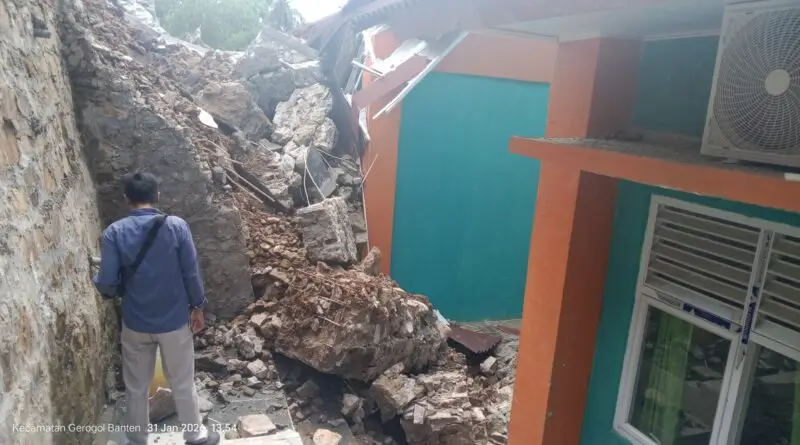 Penampakan gedung ambruk SMP 15 Cilegon