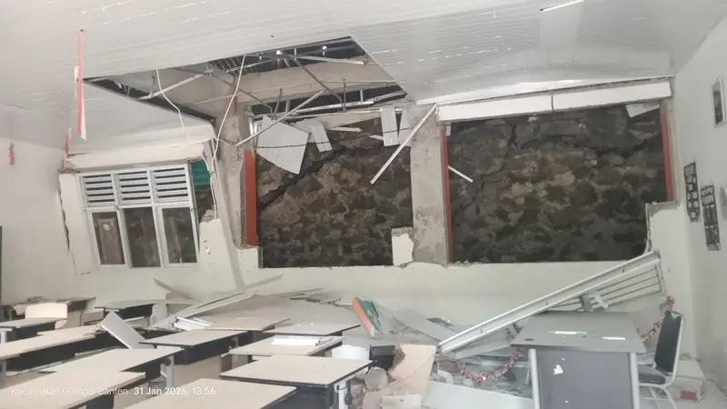 Penampakan ruang kelas SMP 15 Cilegon yang ambruk karena hujan 