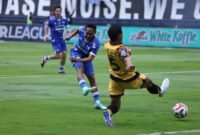 Foto: Beckham Putra saat melakukan tendangan jarak jauh dan coba di halangi oleh Rizky Ridho (Persib.co.id)