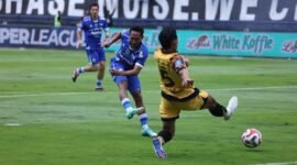 Foto: Beckham Putra saat melakukan tendangan jarak jauh dan coba di halangi oleh Rizky Ridho (Persib.co.id)