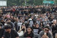 Aktivis Jaringan Solidaritas Korban untuk Keadilan saat mengikuti peringatan 19 tahun Aksi Kamisan di Jalan Medan Merdeka Utara atau di seberang Istana Merdeka, Jakarta, Kamis (15/01/2026).  (Foto: Doktim)