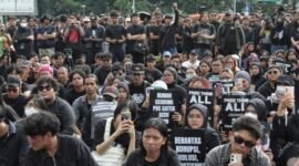 Aktivis Jaringan Solidaritas Korban untuk Keadilan saat mengikuti peringatan 19 tahun Aksi Kamisan di Jalan Medan Merdeka Utara atau di seberang Istana Merdeka, Jakarta, Kamis (15/01/2026).  (Foto: Doktim)