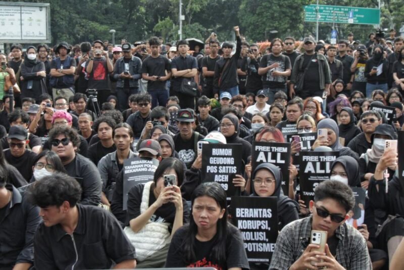 Aktivis Jaringan Solidaritas Korban untuk Keadilan saat mengikuti peringatan 19 tahun Aksi Kamisan di Jalan Medan Merdeka Utara atau di seberang Istana Merdeka, Jakarta, Kamis (15/01/2026).  (Foto: Doktim)