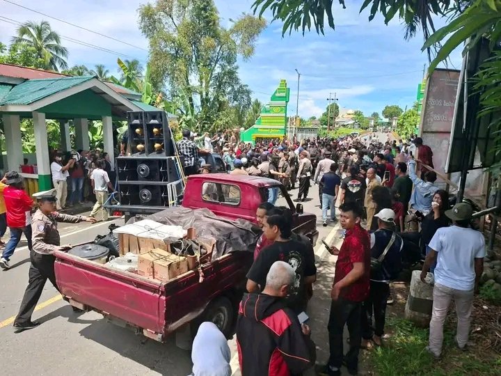 Masa Aksi Padati Ruas Jalan Perbatasan BMR-Minahasa (Foto: Istimewa)
