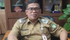 Kepala Dinas Lingkungan Hidup Kota Tangerang, Wawan Fauzi saat diwawancarai tentang Air Lindi TPA Rawa Kucing cemarkan Drainase Sawah (Foto: Agung/Pusat-Berita)