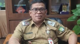 Kepala Dinas Lingkungan Hidup Kota Tangerang, Wawan Fauzi saat diwawancarai tentang Air Lindi TPA Rawa Kucing cemarkan Drainase Sawah (Foto: Agung/Pusat-Berita)