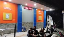 Penampakan Kaber Terjuntai di Halte Depan Kampus Raharja Kota Tangerang (Foto: Agung/Pusat-Berita) 