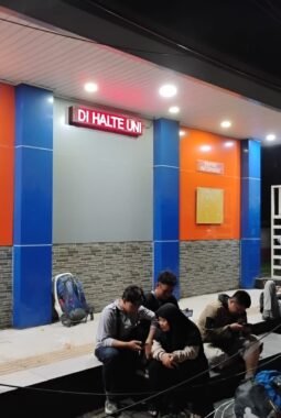 Kabel Terjuntai Depan Kampus Raharja Bahayakan Pengguna Halte