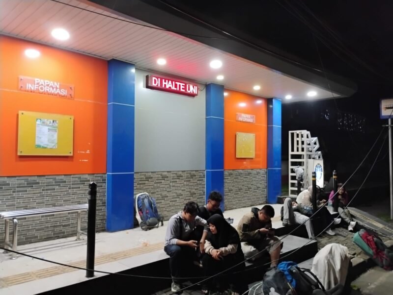 Penampakan Kaber Terjuntai di Halte Depan Kampus Raharja Kota Tangerang (Foto: Agung/Pusat-Berita) 