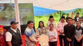 Penyerahan Kunci Huntap dari Penprov Sulut ke Warga (Foto: Istimewa)