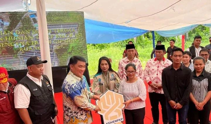 Penyerahan Kunci Huntap dari Penprov Sulut ke Warga (Foto: Istimewa)
