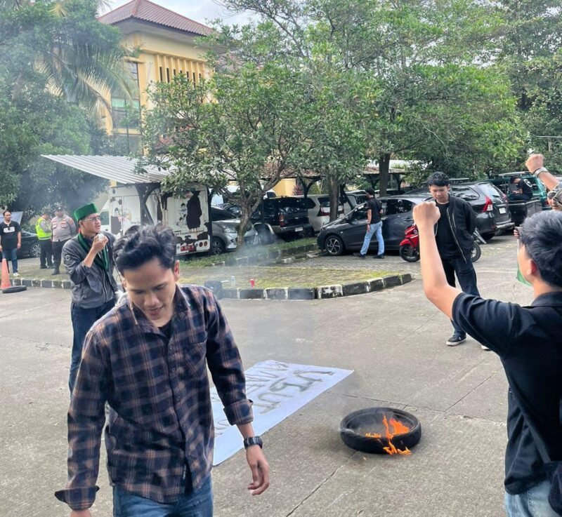 HMI Tangerang Raya berorasi didepan gedung Dinas Pendidikan Kabupaten Tangerang (foto/Ist)